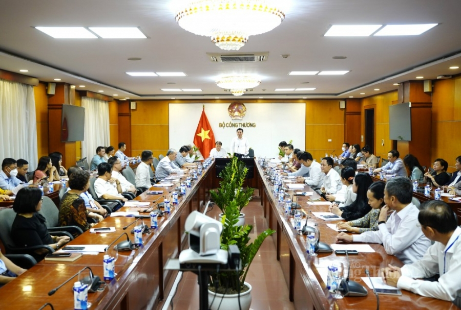 Bộ trưởng Nguyễn Hồng Diên họp với các doanh nghiệp đầu mối kinh doanh xăng dầu